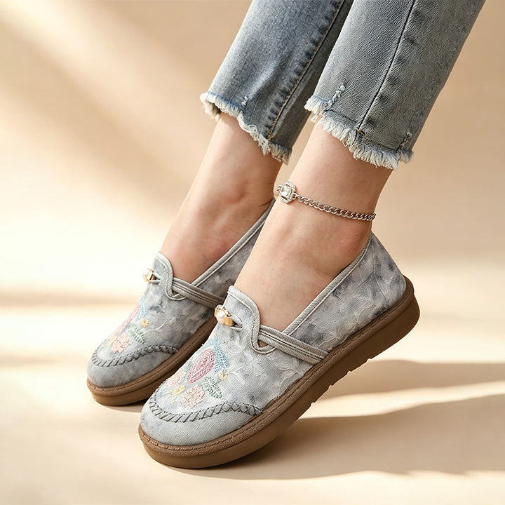 Retro floral embroidered walking flats