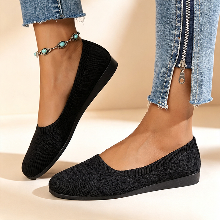 Breathable knitted slip-on walking shoes with round toes and flat soles