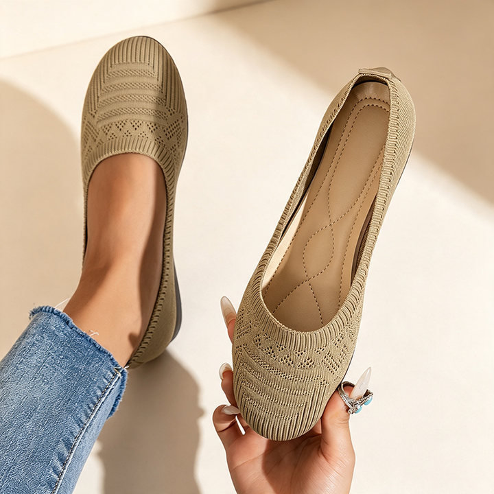 Breathable knitted slip-on walking shoes with round toes and flat soles