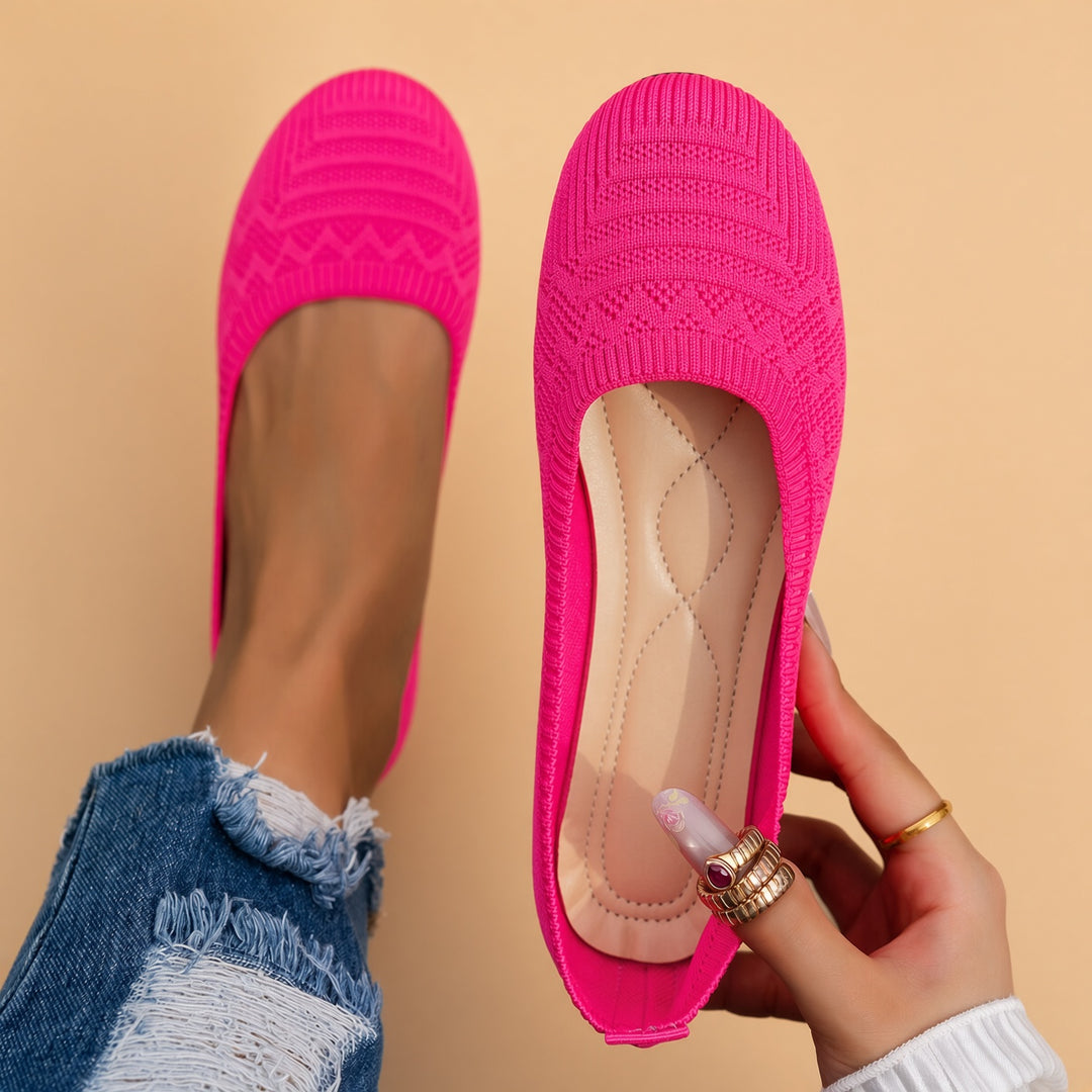 Breathable knitted slip-on walking shoes with round toes and flat soles